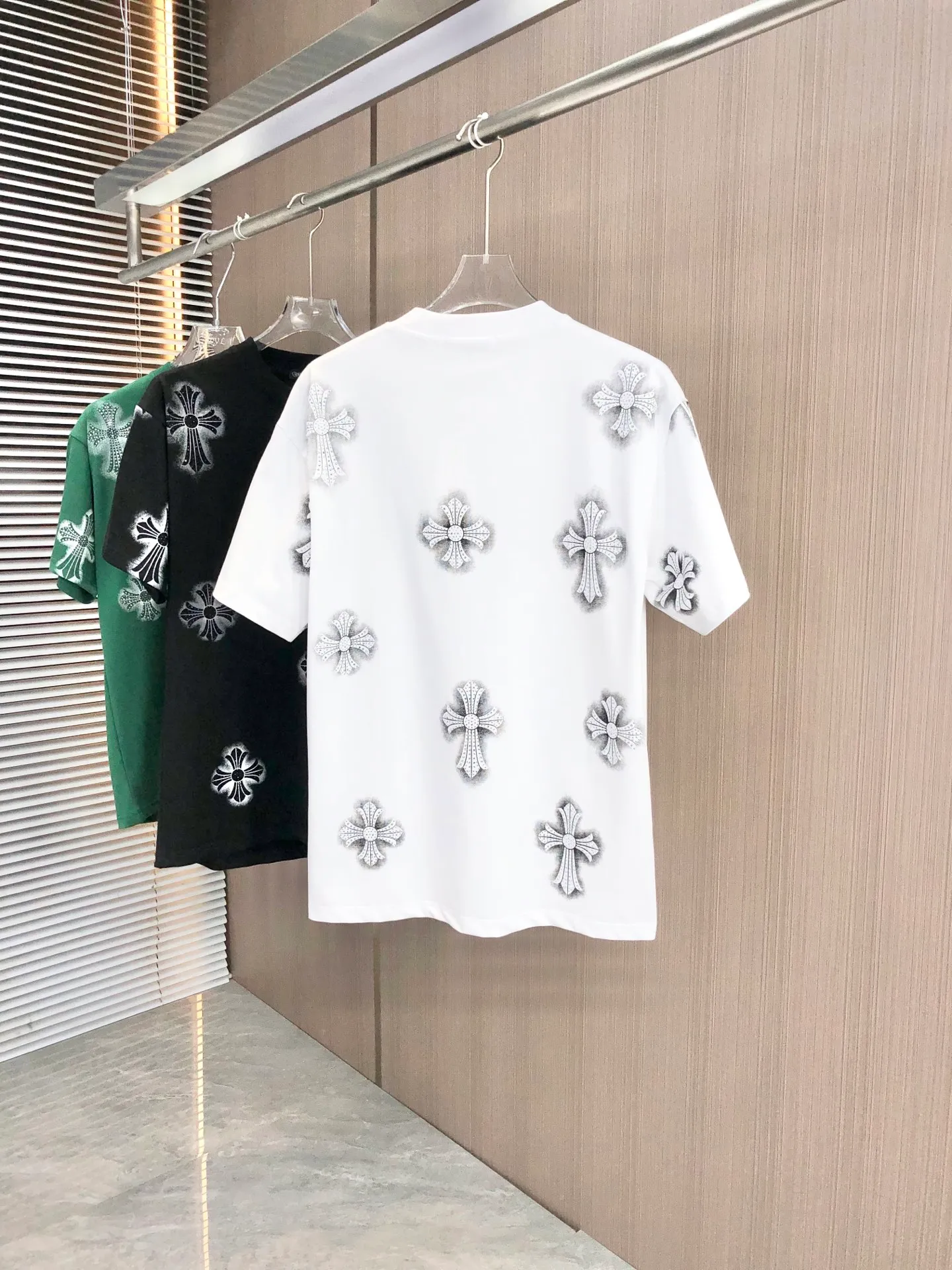 🅿️200 CH Croxin 2025 Spring and Summer New Style Round Neck Short Sleeves Dot Printing ➕ Scattered Diamond Craftsmanship Full of Details Made of High Weight 320g Double Yarn Combed Cotton Fabric Slightly Loose Fit Fabric Feels Soft and Thick Uniform Style for Men and Women Color: Black White Green Code Number: SMLXLXXL